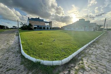 Terreno de Esquina em Condomínio Fechado