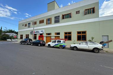 Aluga-se sala comercial no Centro de Rolante/RS.
