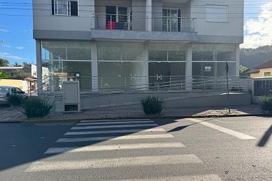 Aluga-se sala comercial no Centro em Rolante/RS.