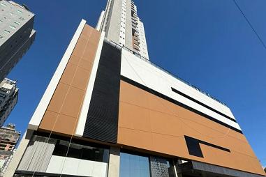 3 Suítes, 2 vagas garagem, Centro de Balneário Camboriú.