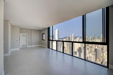 4 Suítes, 2 vagas garagem, 135m² área útil, Centro de Balneário Camboriú.