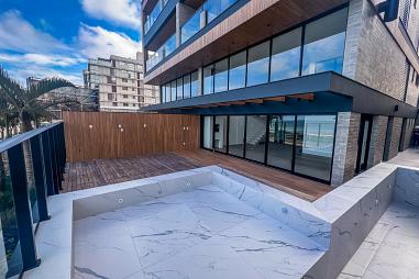 Frente mar na Praia Brava: 4 Suítes, 3 vagas de garagem, 345m² área útil, piscina privativa.