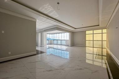 4 Suítes, 4 vagas de garagem, frente mar.