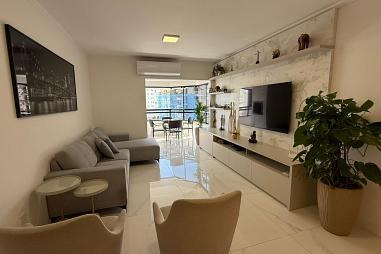 3 Dormitórios (2 suítes), 2 vagas garagem, ampla sacada com vista mar, Centro de Balneário Camboriú.