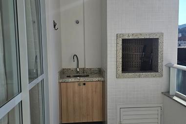 2 Dormitórios (sendo 1 suíte), 2 vagas privativas, semi mobiliado, Nações em Balneário Camboriú.