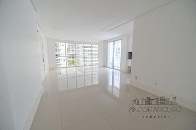 3 Suítes, 3 vagas garagem, quadra do mar, centro de Balneário Camboriú.