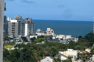 2 Dormitórios (1 suíte), 2  vagas privativas, mobiliado, vista mar.