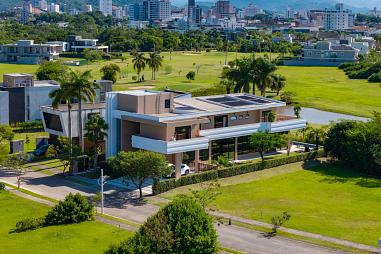 4 Suítes, 6 vagas de garagem, mobiliada, decorada, elevador privativo, 820m² área privativa, Camboriú.