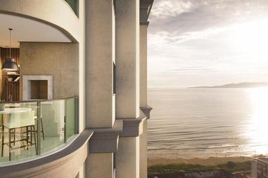 Blue View: 2 dormitórios (1 suíte), Vaga privativa, Frente Mar, Sacada com churrasqueira, Morretes em Itapema. Área de lazer completa.