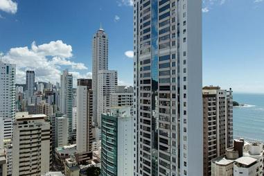 3 suítes, Mobiliado, 4 vagas garagem, amplo terraço com piscina privativa, decorado.