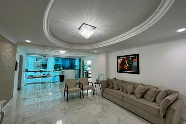 Apartamento na Quadra do mar: 2 Dormitórios (1 suíte), 2 vagas garagem privativas, Sacada ampla com churrasqueira, Pioneiros em Balneário Camboriú.