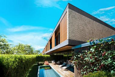 Casa de alto padrão, 4 suítes, 2 vagas garagem, piscina privativa, 298m² área útil. Praia do Estaleiro em Balneário Camboriú.