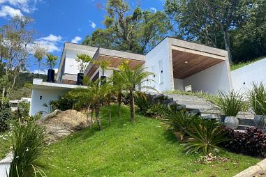 Mansão à venda em condomínio fechado em Balneário Camboriú.