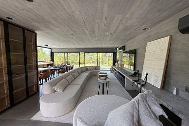 3 suítes, elevador privativo, área externa com piscina privativa, 342m² área útil. Praia do Estaleiro, poucos metros do mar.