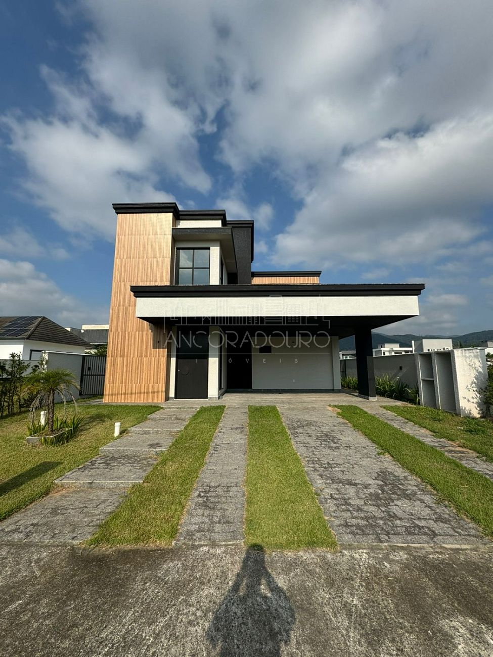 Casa de Condomínio à venda com 4 quartos, 225m² - Foto 1