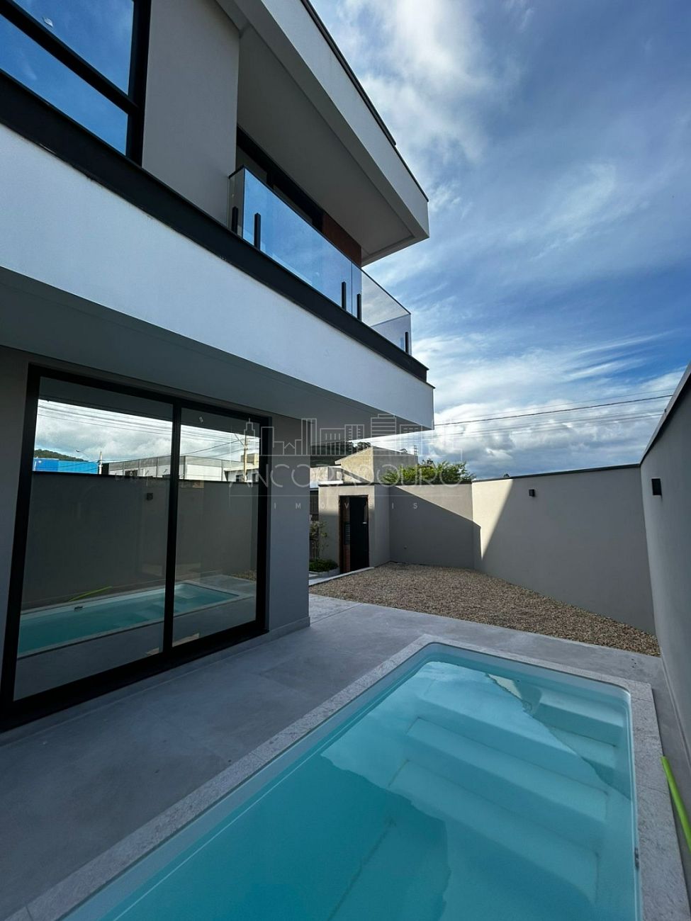Sobrado à venda com 3 quartos, 110m² - Foto 1