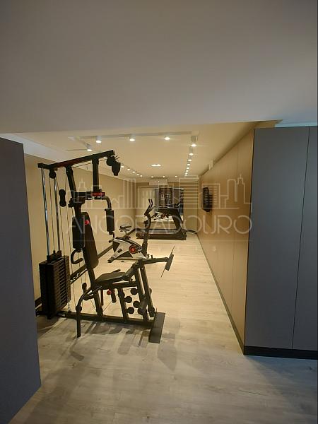 2 Dormitórios (1 suíte), Sacada com churrasqueira, 1 Vaga garagem privativa. Nações em Balneário Camboriú. — foto 9