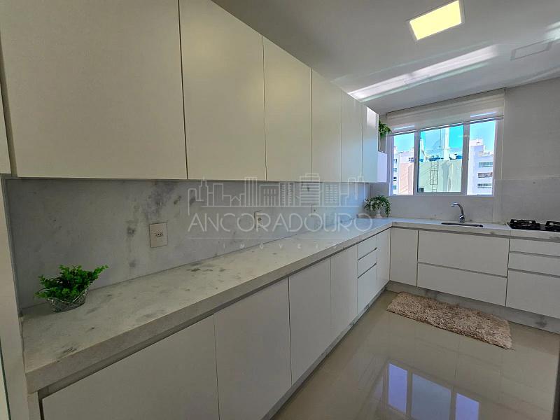 3 Dormitórios (sendo 2 suítes), 2 vagas garagem, mobiliado, Centro de Balneário Camboriú. — foto 10