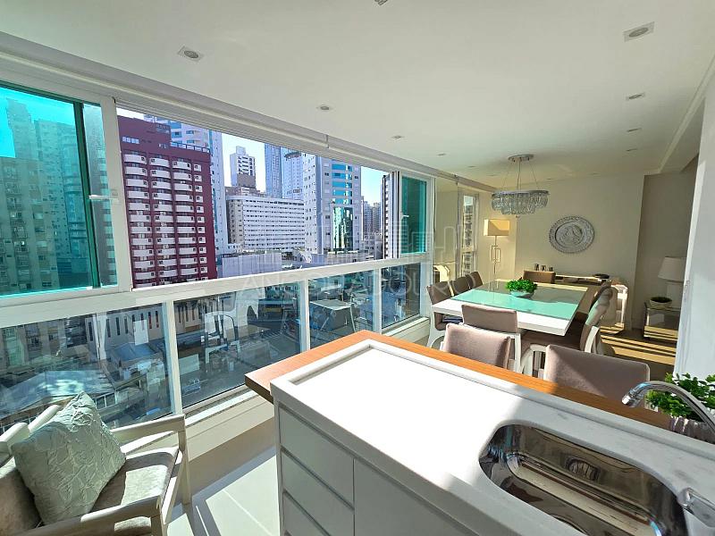 3 Dormitórios (sendo 2 suítes), 2 vagas garagem, mobiliado, Centro de Balneário Camboriú. — foto 3