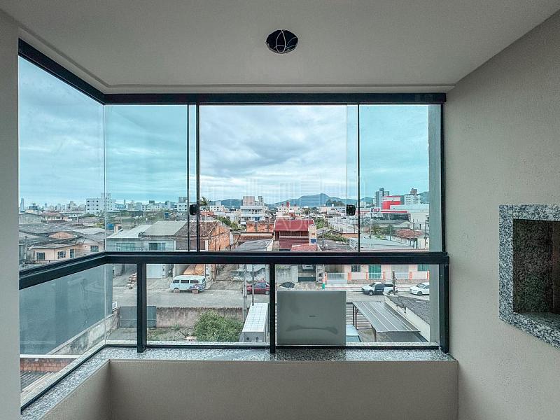 2 Dormitórios, vaga privativa, reformado, sacada com churrasqueira à carvão, Camboriú. — foto 2