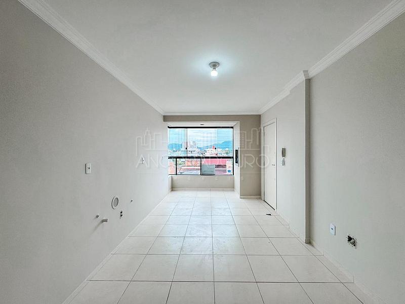 2 Dormitórios, vaga privativa, reformado, sacada com churrasqueira à carvão, Camboriú. — foto 4