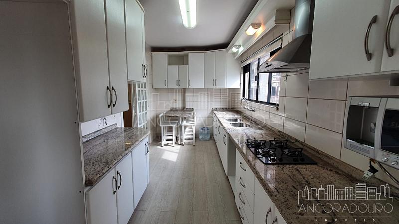 4 Dormitórios (1 suíte), Semi mobiliado, Avenida Brasil em Balneário Camboriú. — foto 13