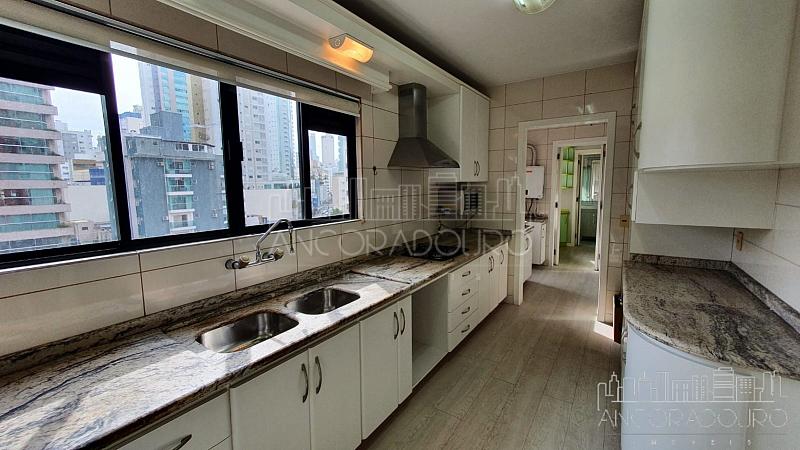 4 Dormitórios (1 suíte), Semi mobiliado, Avenida Brasil em Balneário Camboriú. — foto 11