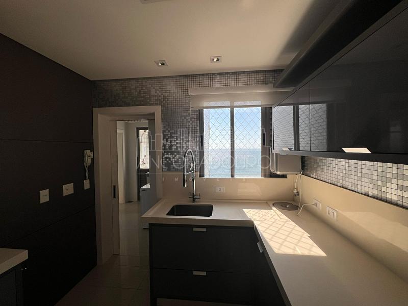 3 suítes, mobiliado, 3 vagas garagem, Avenida Brasil em Balneário Camboriú. — foto 21