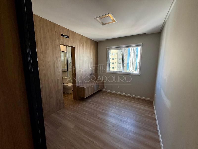 4 suítes, 3 vagas garagem, Centro de Balneário Camboriú. — foto 23