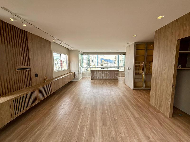 4 suítes, 3 vagas garagem, Centro de Balneário Camboriú. — foto 3