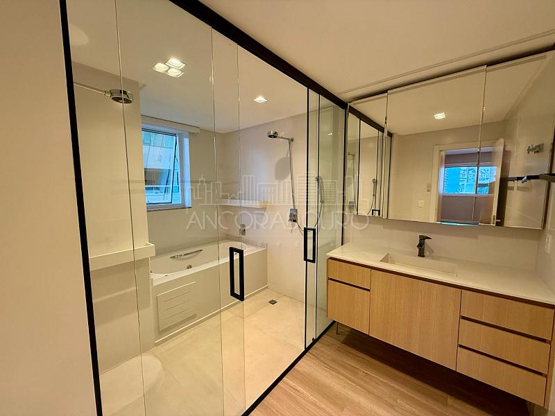 4 suítes, 3 vagas garagem, Centro de Balneário Camboriú. — foto 15