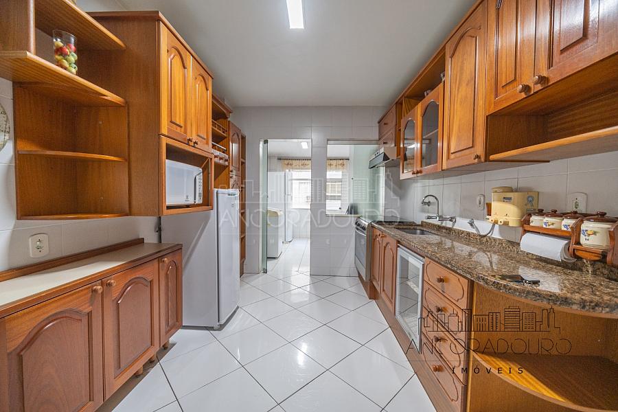 3 Dormitórios (1 Suíte) + Dependência, 3 banheiros, 1 vaga de garagem privativa, localizado à 300 metros do mar em Balneário Camboriú. — foto 9