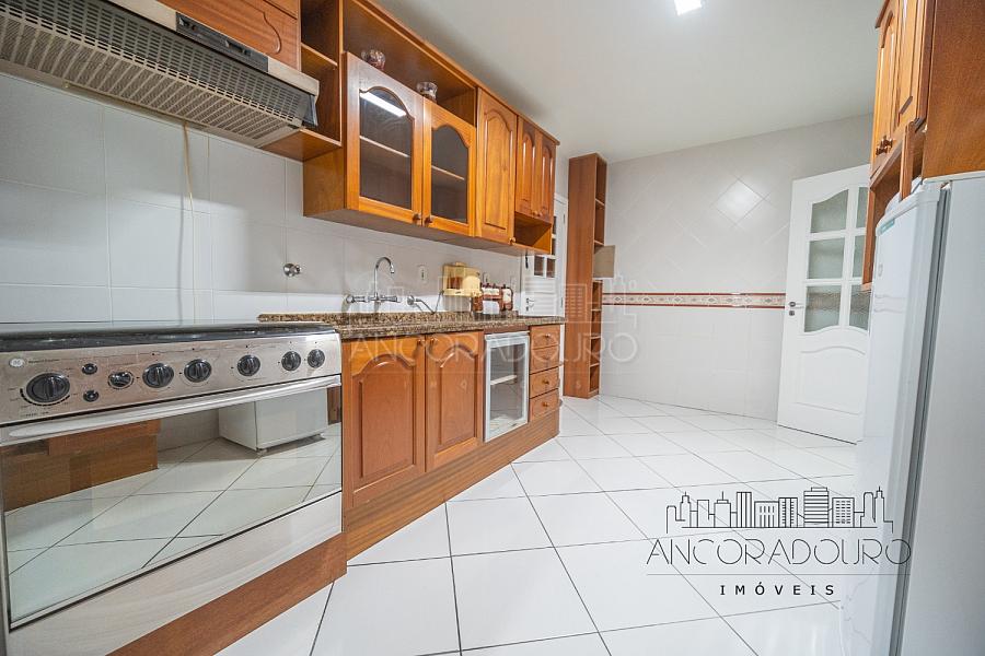 3 Dormitórios (1 Suíte) + Dependência, 3 banheiros, 1 vaga de garagem privativa, localizado à 300 metros do mar em Balneário Camboriú. — foto 10