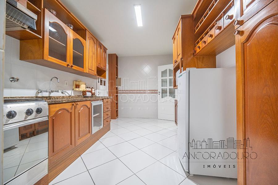 3 Dormitórios (1 Suíte) + Dependência, 3 banheiros, 1 vaga de garagem privativa, localizado à 300 metros do mar em Balneário Camboriú. — foto 11