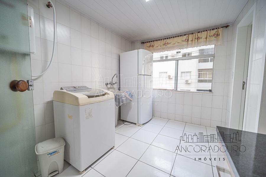 3 Dormitórios (1 Suíte) + Dependência, 3 banheiros, 1 vaga de garagem privativa, localizado à 300 metros do mar em Balneário Camboriú. — foto 12