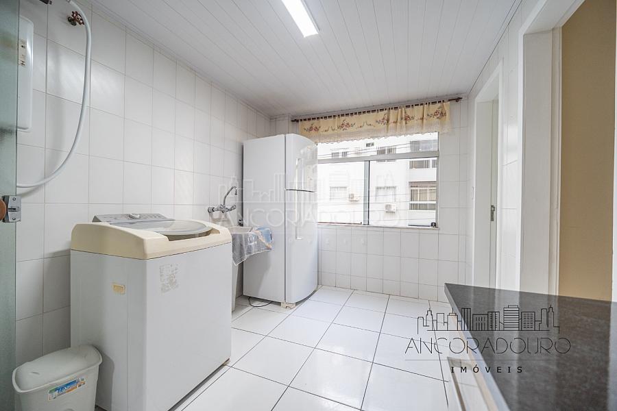 3 Dormitórios (1 Suíte) + Dependência, 3 banheiros, 1 vaga de garagem privativa, localizado à 300 metros do mar em Balneário Camboriú. — foto 13