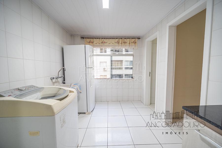 3 Dormitórios (1 Suíte) + Dependência, 3 banheiros, 1 vaga de garagem privativa, localizado à 300 metros do mar em Balneário Camboriú. — foto 17