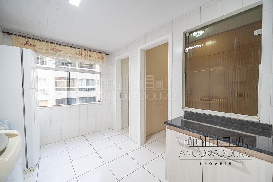 3 Dormitórios (1 Suíte) + Dependência, 3 banheiros, 1 vaga de garagem privativa, localizado à 300 metros do mar em Balneário Camboriú. — foto 14