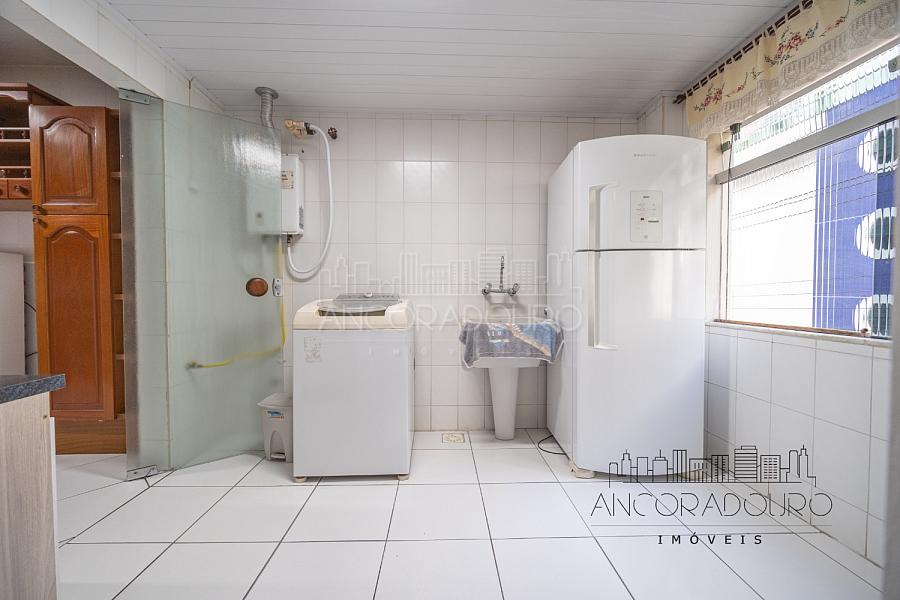 3 Dormitórios (1 Suíte) + Dependência, 3 banheiros, 1 vaga de garagem privativa, localizado à 300 metros do mar em Balneário Camboriú. — foto 16