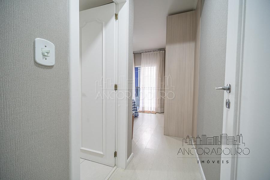 3 Dormitórios (1 Suíte) + Dependência, 3 banheiros, 1 vaga de garagem privativa, localizado à 300 metros do mar em Balneário Camboriú. — foto 28