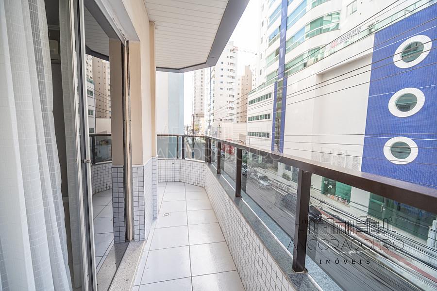 3 Dormitórios (1 Suíte) + Dependência, 3 banheiros, 1 vaga de garagem privativa, localizado à 300 metros do mar em Balneário Camboriú. — foto 3