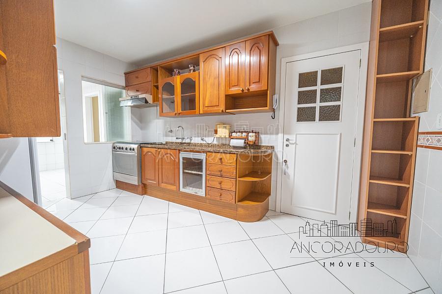 3 Dormitórios (1 Suíte) + Dependência, 3 banheiros, 1 vaga de garagem privativa, localizado à 300 metros do mar em Balneário Camboriú. — foto 8