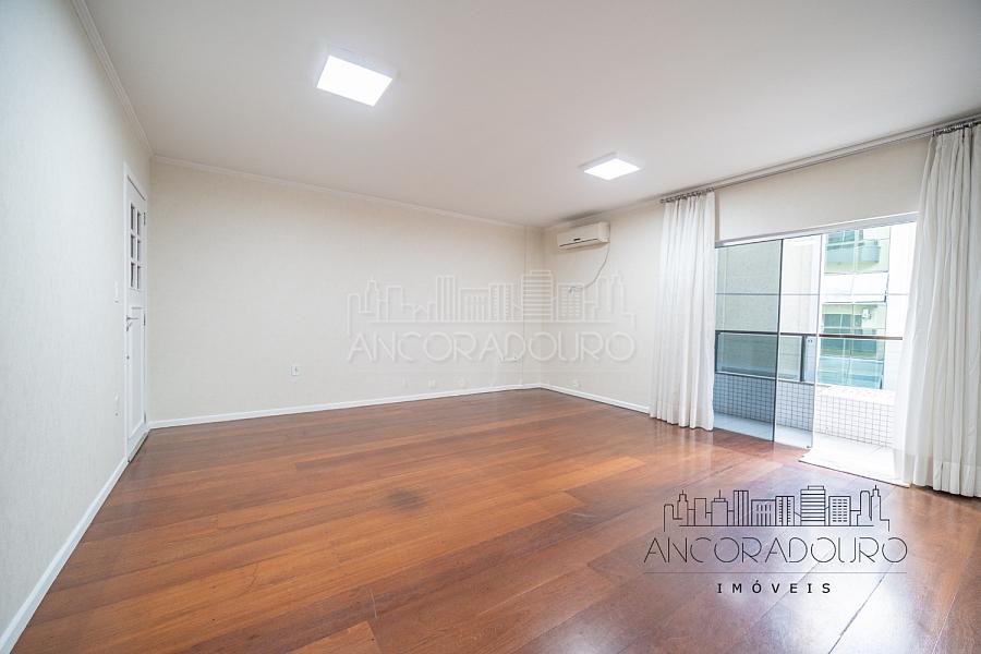 3 Dormitórios (1 Suíte) + Dependência, 3 banheiros, 1 vaga de garagem privativa, localizado à 300 metros do mar em Balneário Camboriú. — foto 4