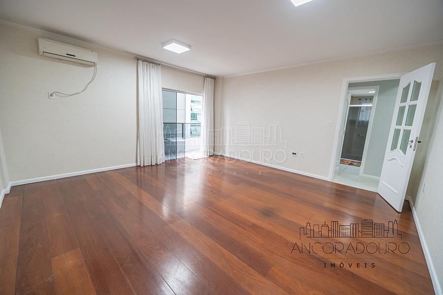 3 Dormitórios (1 Suíte) + Dependência, 3 banheiros, 1 vaga de garagem privativa, localizado à 300 metros do mar em Balneário Camboriú. — foto 5