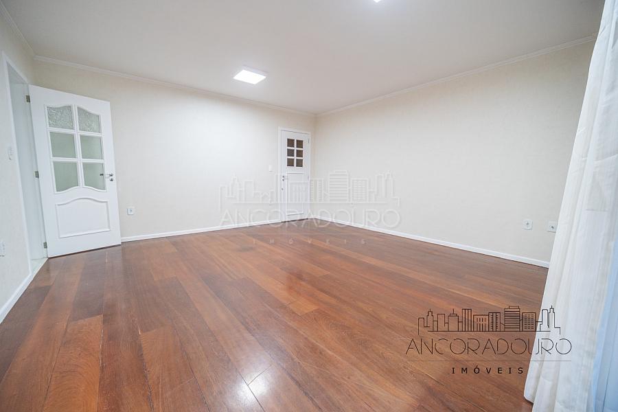 3 Dormitórios (1 Suíte) + Dependência, 3 banheiros, 1 vaga de garagem privativa, localizado à 300 metros do mar em Balneário Camboriú. — foto 6