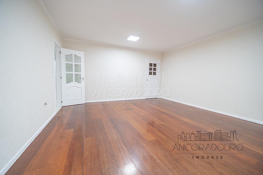 3 Dormitórios (1 Suíte) + Dependência, 3 banheiros, 1 vaga de garagem privativa, localizado à 300 metros do mar em Balneário Camboriú. — foto 7