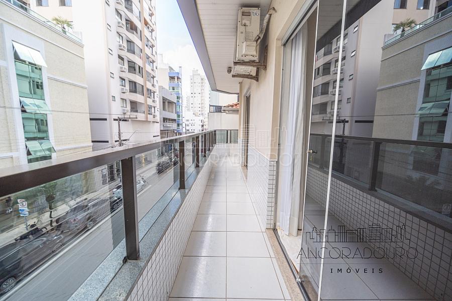 3 Dormitórios (1 Suíte) + Dependência, 3 banheiros, 1 vaga de garagem privativa, localizado à 300 metros do mar em Balneário Camboriú. — foto 2