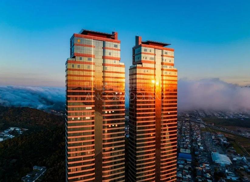 4 suítes, andar alto, 3 vagas garagem, Barra Sul de Balneário Camboriú. — foto 2