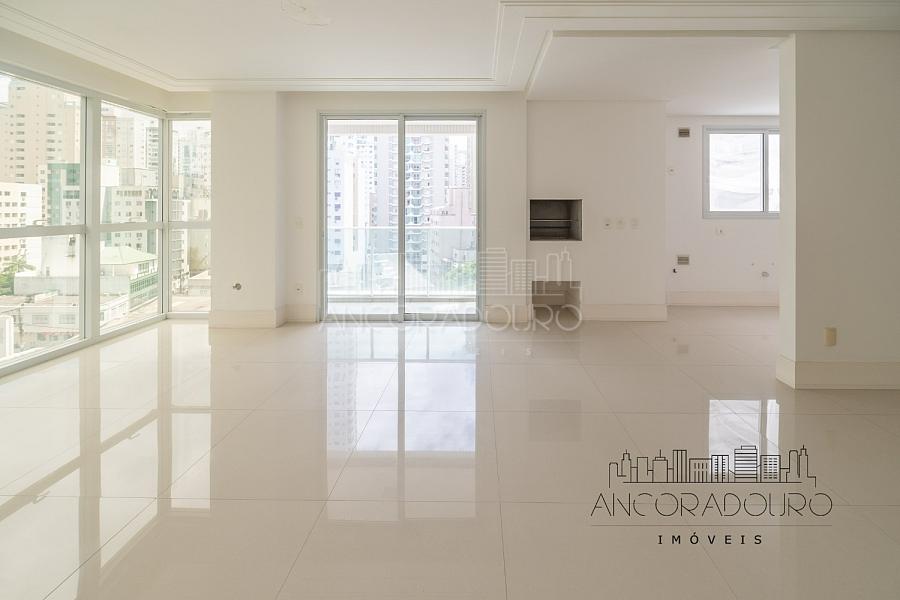 3 Suítes, 3 vagas garagem, quadra do mar, centro de Balneário Camboriú. — foto 2