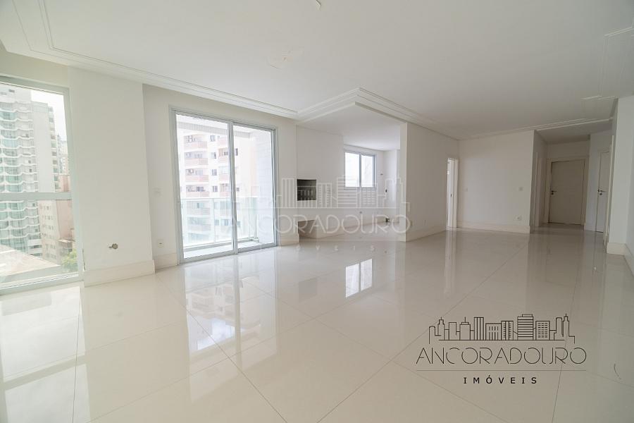 3 Suítes, 3 vagas garagem, quadra do mar, centro de Balneário Camboriú. — foto 3